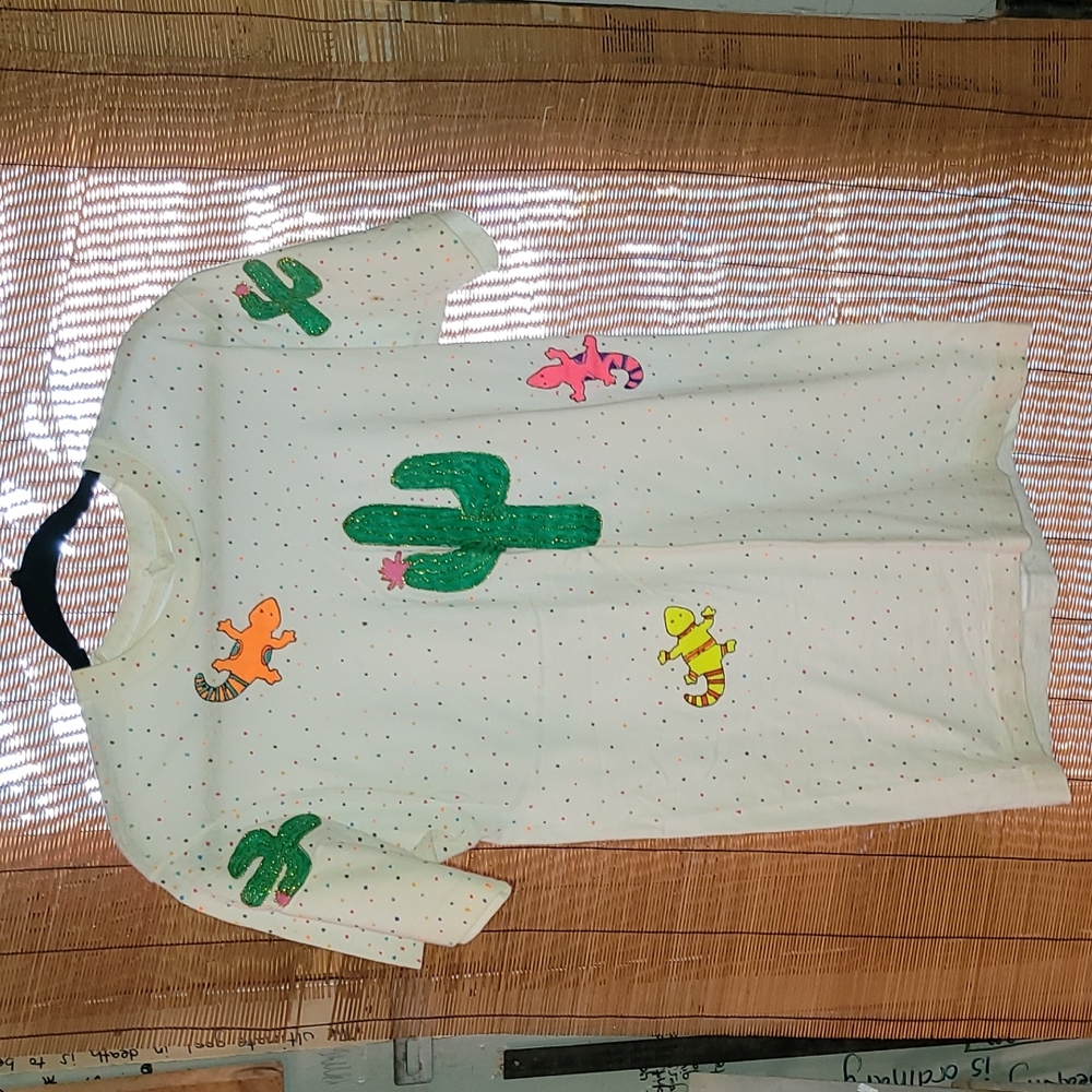 Vintage. Made in USA. Fruit of the loom. Size Medium. Single stitch.